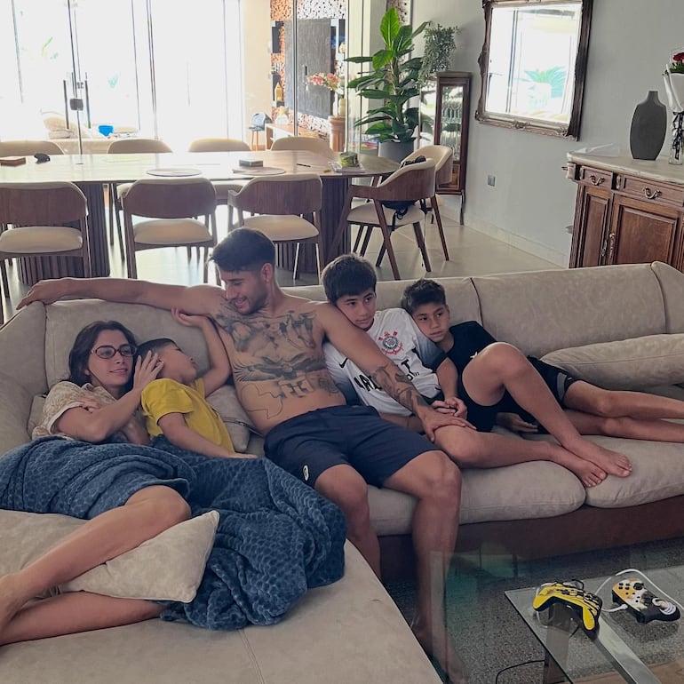 Stephi Ríos e Iván Torres con los niños Elías, Emmanuel y Piero. Pronto se sumará Thiago a la postal familiar. (Instagram/Iván Torres)
