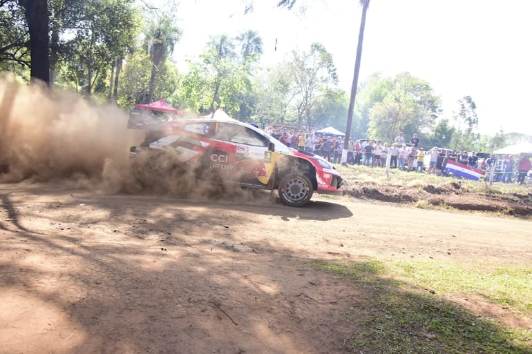 Los pilotos y equipos del Rally del Paraguay 2026 en las pruebas libes oficiales en un tramo de 5,6 kilómetros en la ciudad de Carmen del Paraná, Departamento de Itapúa, Paraguay.