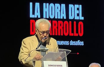 El Dr. Dionisio Borda, durante la presentación de su nueva obra.