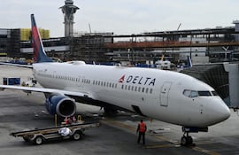 Un avión de la aerolínea en el aeropuerto internacional de Los Ángeles.