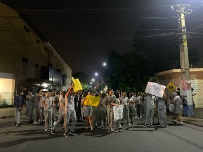 Como medida de protesta, los estudiantes del Colegio Nacional Carlos Antonio López, turno noche, bloquean una ruta del microcentro de Ñemby.
