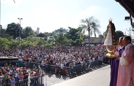 Importante concurrencia de fieles en la explanada de la Basílica de Caacupé.