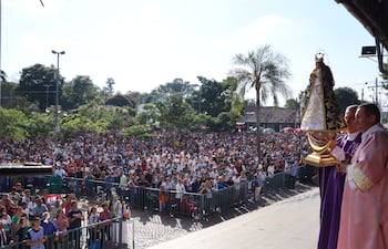 Importante concurrencia de fieles en la explanada de la Basílica de Caacupé.