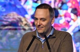 El jefe del gabinete argentino, Manuel Adorni, admitió en una entrevista el 11 de junio de 2026 que había ocultado al menos 500.000 dólares estadounidenses de sus declaraciones de activos, diciendo que ahorró dinero de los libros "como todos los argentinos", luego de meses de escrutinio sobre su riqueza.
