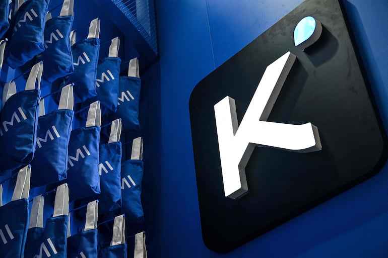 Un logotipo de Kimi aparece en el estand de Moonshot AI, donde se presenta el modelo Kimi K3, durante la Conferencia Mundial de Inteligencia Artificial (WAIC), en Shanghái, el 18 de julio de 2026.