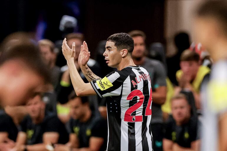 El paraguayo Miguel Almirón, jugador del Newcastle, saluda a los aficionados de Atlanta en el partido contra el Chelsea por la Premier League Summer Series en Atlanta, Georgia, Estados Unidos. 