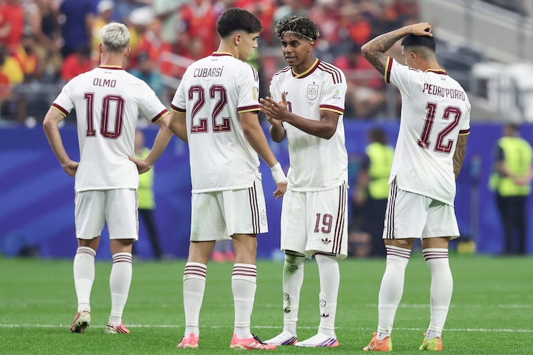 El delantero español Lamine Yamal habla con el defensa Pau Cubarsí durante el partido de octavos de final de la Copa del Mundo 2026 entre Portugal y España, en el Dallas Stadium de Arlington.