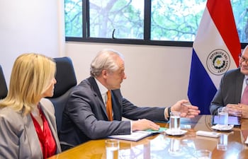 El ministro Óscar Lovera junto a Jorge Srur y Ana Baiardi.