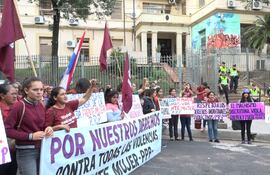 Mujeres reclaman falta de acceso a la salud pública y gratuita frente al Ministerio de Salud.