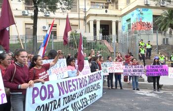 Mujeres reclaman falta de acceso a la salud pública y gratuita frente al Ministerio de Salud.