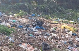 Vecinos promueven acciones de limpieza ante creciente presencia de residuos en Corateí.