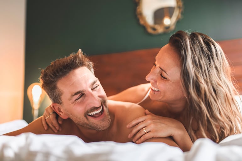 Pareja en la cama.