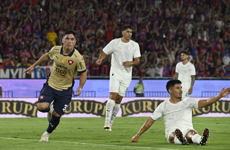 Ignacio Aliseda, jugador de Cerro Porteño, festeja un gol en el partido frente a Libertad por la primera fecha del torneo Apertura 2026 de la Primera División de Paraguay en el estadio La Nueva Olla, en Asunción, Paraguay.