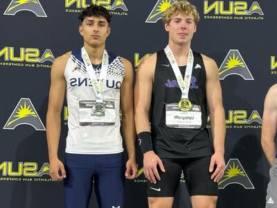 A la izquierda, en el segundo escalón del podio, Alexander Mënnel (18 años) con la medalla de plata y récord nacional en garrocha.
