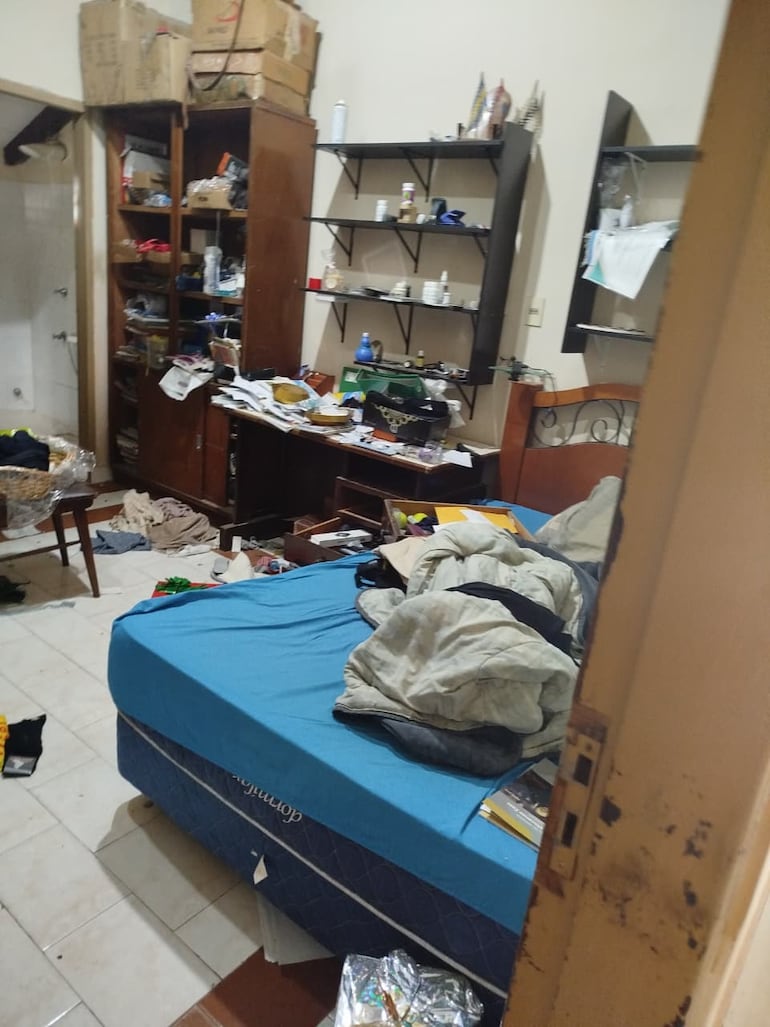 Los delincuentes revolvieron todo el lugar en busca del dinero.