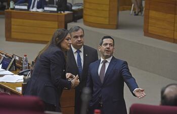 Rocío Abed dialoga durante la sesión con el presidente de Diputados, el cartista Raúl Latorre y detrás su colega Carlos Arrechea.