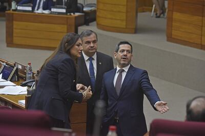 Rocío Abed dialoga durante la sesión con el presidente de Diputados, el cartista Raúl Latorre y detrás su colega Carlos Arrechea.