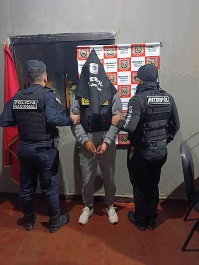 Efectivos de la Comisaría 7.ª de Santiago, en coordinación con la División de Operaciones INTERPOL, detuvieron a un hombre que contaba con una orden de captura nacional e internacional