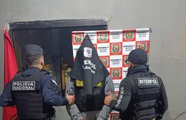Efectivos de la Comisaría 7.ª de Santiago, en coordinación con la División de Operaciones INTERPOL, detuvieron a un hombre que contaba con una orden de captura nacional e internacional
