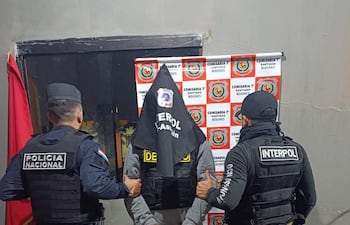 Efectivos de la Comisaría 7.ª de Santiago, en coordinación con la División de Operaciones INTERPOL, detuvieron a un hombre que contaba con una orden de captura nacional e internacional