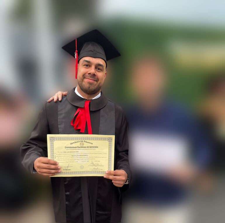 Ilán Benegas, mejor egresado de la carrera de Notariado de la Facultad de Derecho UNA, que dio el discurso.