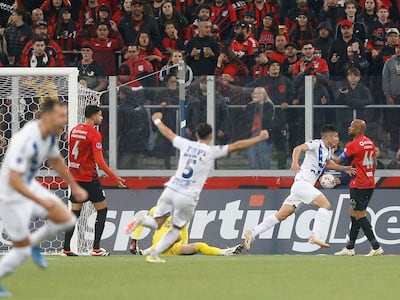 Los jugadores del Sportivo Ameliano celebran un gol en el partido frente al Athletico Paranaense por la última fecha de la fase de grupos de la Copa Sudamericana 2024 en el estadio Arena da Baixada, en Curitiba.