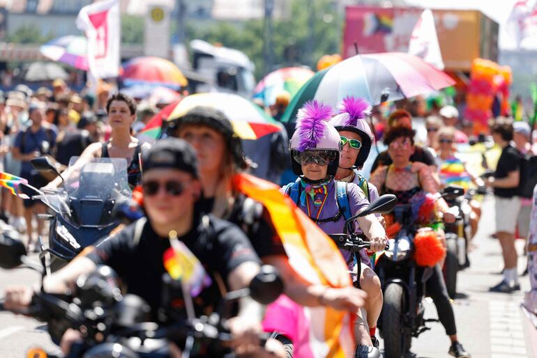 Los participantes de la marcha del Christopher Street Day (CSD) recorren Múnich, en el sur de Alemania, en medio de las altas temperaturas.