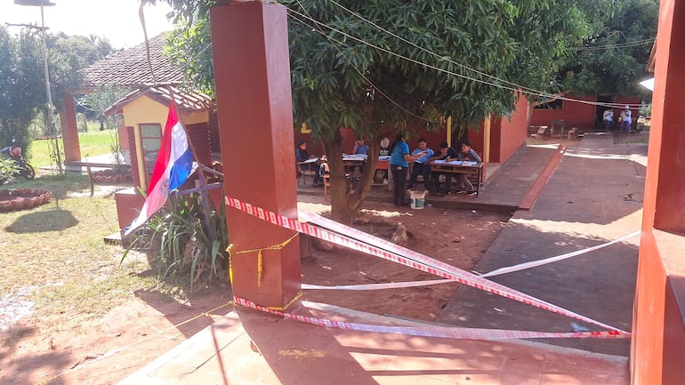 VDB Alumnos reciben sus clases bajo árboles ante el abandono del MEC