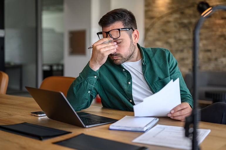 Préstamos simples de obtener pueden volverse caros, recurrentes o poco transparentes si el usuario no compara tasas, comisiones, mora y cargos asociados.