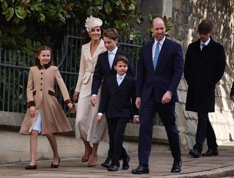 El principito Louis con sus hermanos Charlotte y George, y sus padres, los príncipes de Gales William y Kate Middleton. (EFE/EPA/NEIL HALL)
