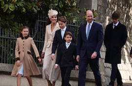 La princesa Charlotte, la princesa Kate Middleton, el príncipe George, el príncipe Louis y el príncipe William llegando a Windsor para un servicio religioso tradicional del Domingo de Pascua. (EFE/EPA/NEIL HALL)