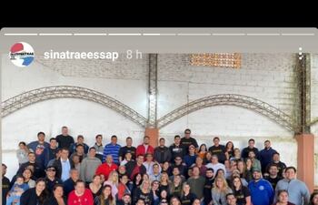 Antes de asumir como presidente de la Essap, Luis Fernando Bernal (centro) participó ayer de la asamblea del Sinatrae. La reunión fue en una seccional colorada.