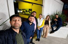 Andrés Roja y otros miembros de la junta municipal de Villa Florida, vestidos de manera casual y sonriendo en un ambiente exterior.
