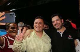 El seccionalero capitalino detenido, Carlos Espínola Melgarejo junto al presidente de Diputados, el cartista Raúl Latorre.