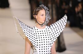 Un cuadro del pintor simbolista Julio Romero de Torres, ‘La primavera’, inspira la colección que la diseñadora española Juana Martín presentó este lunes en la pasarela de Alta Costura de París.