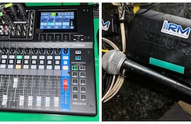 Mesa de mezclas Yamaha MGX12 y micrófono Shure sobre superficie oscura en un espacio técnico.