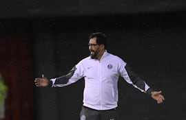 El entrenador de Olimpia, Pablo "Vitamina" Sánchez reclama una acción en el duelo ante Rubio Ñu, disputado en el estadio Antonio Aranda.