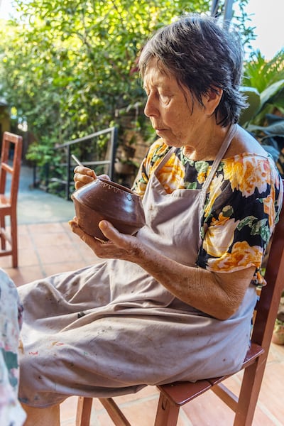 Rogelia Romero le da los últimos toques a una obra que modeló con sus “mágicas” manos. Es una de las artesanas más antiguas de la ciudad de Areguá.  GENTILEZA