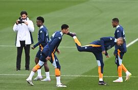 Los jugadores del Real Madrid Vinicius (i), Bellingham (2i), Mbappé (2d) y Alaba (d) durante el entrenamiento realizado este martes en la Ciudad Deportiva de Valdebebas.