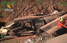 Captura de un vídeo tomado desde un helicóptero por la Guardia Civil y facilitado este martes que muestra a especialistas de la Benemérita trabajando en búsqueda de restos y evidencias para la identificación de todas las víctimas e investigación del accidente ferroviario en Adamuz (Córdoba) del domingo.
