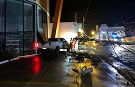 La camioneta fue retirada rápidamente del interior del local de la farmacia tras el accidente ocurrido en Carapeguá.