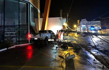 La camioneta fue retirada rápidamente del interior del local de la farmacia tras el accidente ocurrido en Carapeguá.