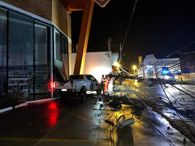 La camioneta fue retirada rápidamente del interior del local de la farmacia tras el accidente ocurrido en Carapeguá.