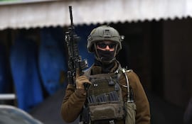 Un soldado israelí en la ciudad de Hebrón, Cisjordania, ayer martes.