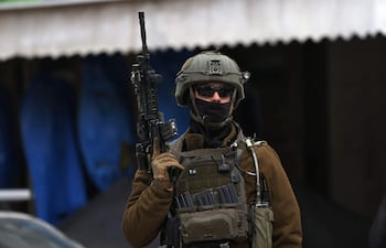 Un soldado israelí en la ciudad de Hebrón, Cisjordania, ayer martes.