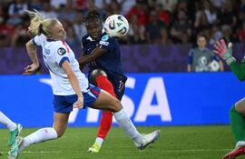 TOPSHOT - France's midfielder #17 Sandy Baltimore shoots to score the second goal of the match during the UEFA Women's Euro 2025 Group D football match between France and England at the Letzigrund Stadium in Zurich, on July 5, 2025. (Photo by Miguel MEDINA / AFP)