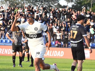 Hugo Adrián Benítez, jugador de Olimpia, celebra un gol en el partido frente a Libertad por la quinta fecha del torneo Clausura 2024 del fútbol paraguayo en el estadio Luis Alfonso Giagni, en la Villa Elisa.