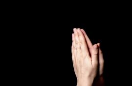 Manos en posición de rezo.