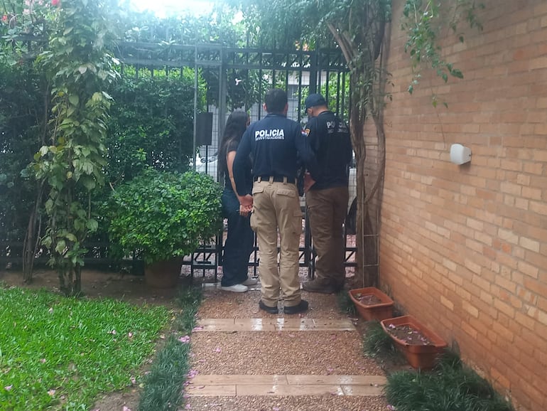 En ambos de casos, los maleantes forzaron los seguros del portón para ingresar a la propiedad.
