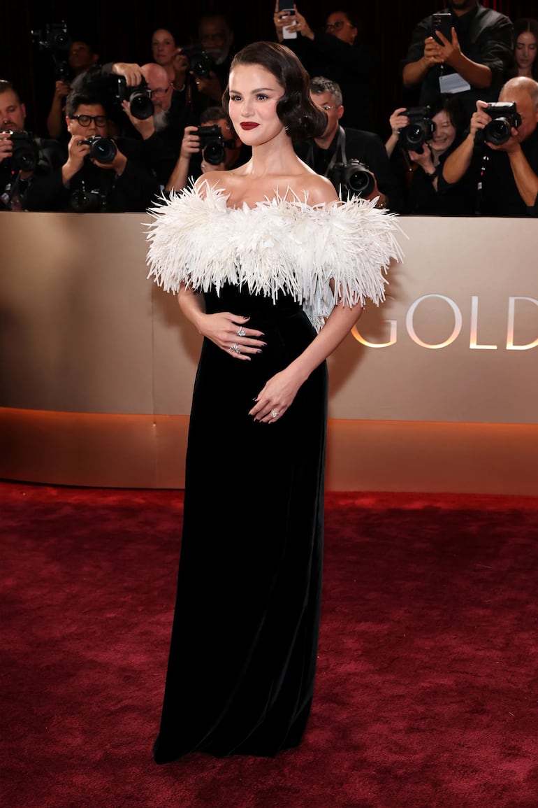 Selena Gómez, nominada a “Mejor actriz de televisión musical o comedia” por su participación en Only Murders in the Building, se presentó a la gala de los Globos de Oro con un elegante vestido de Chanel.